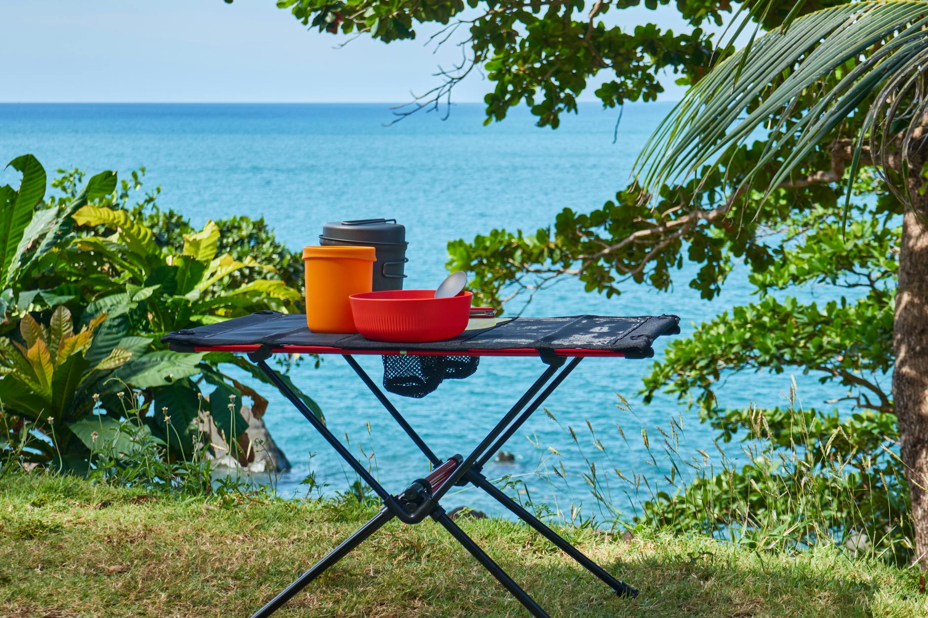 Lekki biwakowy stolik z naczyniami na tle morza w Tajlandii