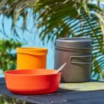 Lekki zestaw naczyń turystycznych na stole w tropikalnym plenerze