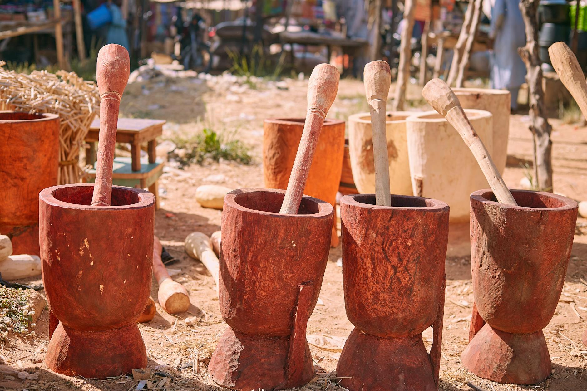 Drewniane moździerze i tłuczki na straganie afrykańskiego targu