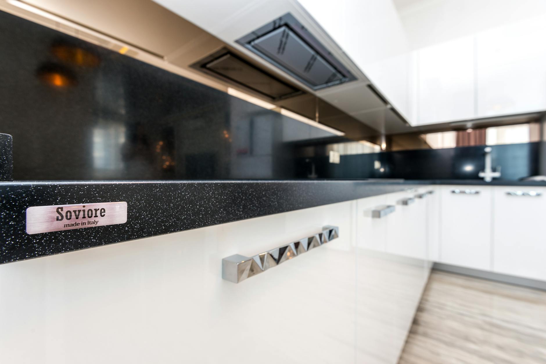 Nowoczesna biała kuchnia z gładkim blatem i detalami marki Soviore
