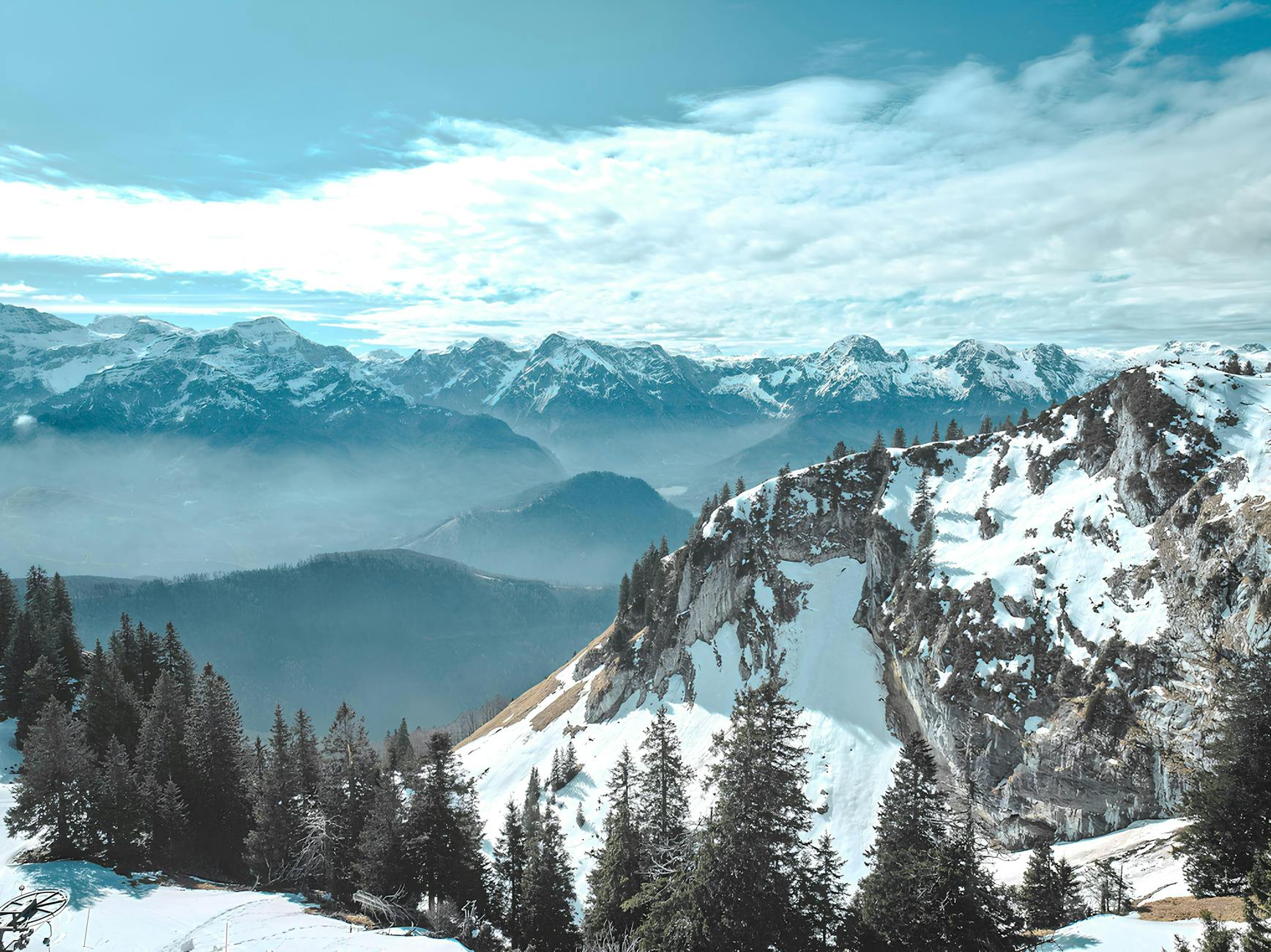 Ośnieżone szczyty Alp w Hinterstoder, idealna sceneria zimowej wyprawy