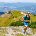 Biegacz trailowy na górskim szlaku w ciągu dnia