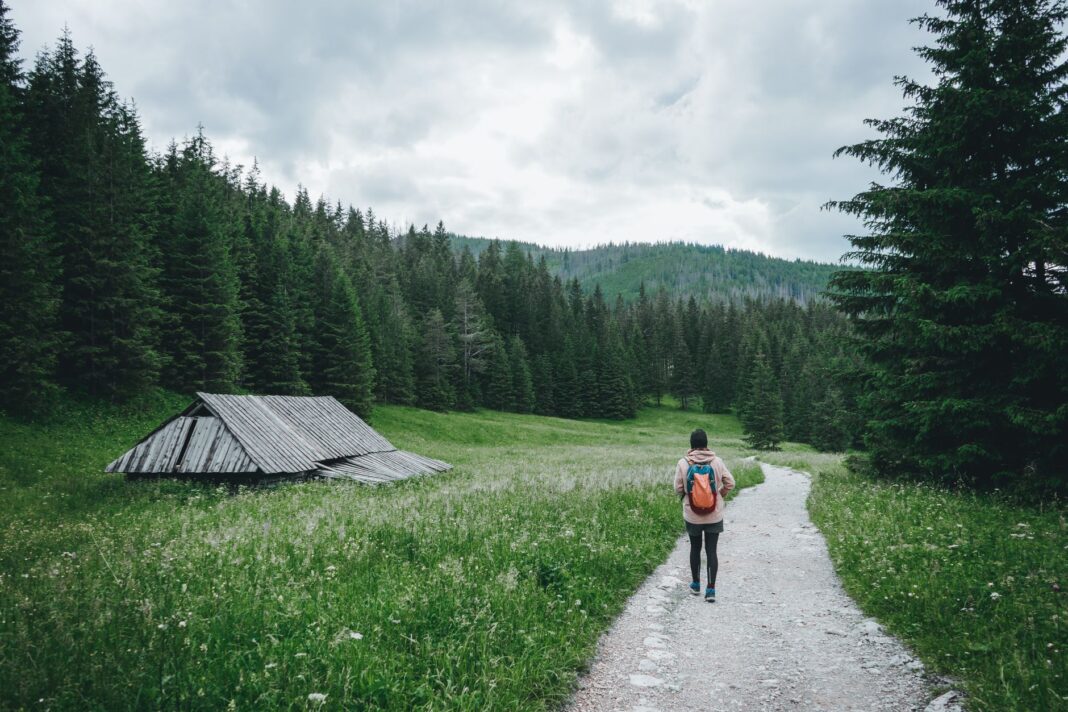 Biegaczka na górskim szlaku w Tatrach, widok na plecak trailowy