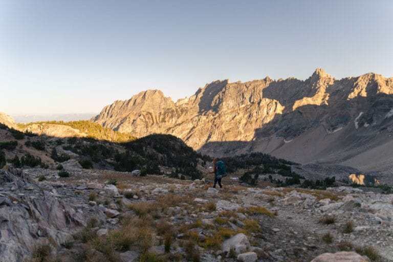 Turysta na górskim szlaku w Parku Narodowym Grand Teton o świcie